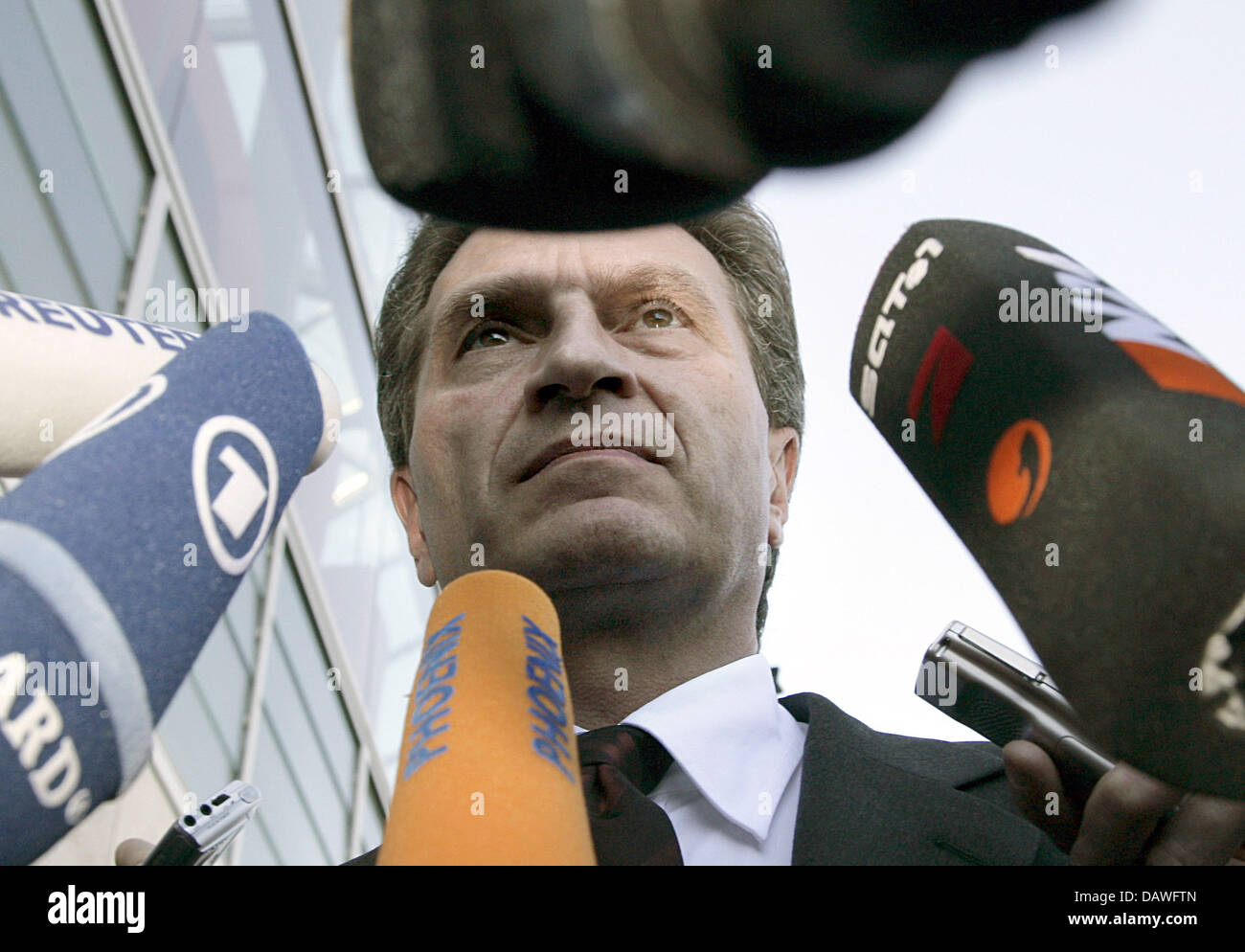 Il primo ministro del Land del Baden-Wuerttemberg Guenther Oettinger è raffigurato prima della sessione della CDU sedia in Berlino, 16 aprile 2007. Oettinger dissociato dalla sua prima affermazione riferendosi al suo predecessore Filbinger come un avversario del regime nazista. Egli non mantiene la sua formulazione Oettinger detto e continuato, che egli era venuto a Berlino perché voleva exp Foto Stock