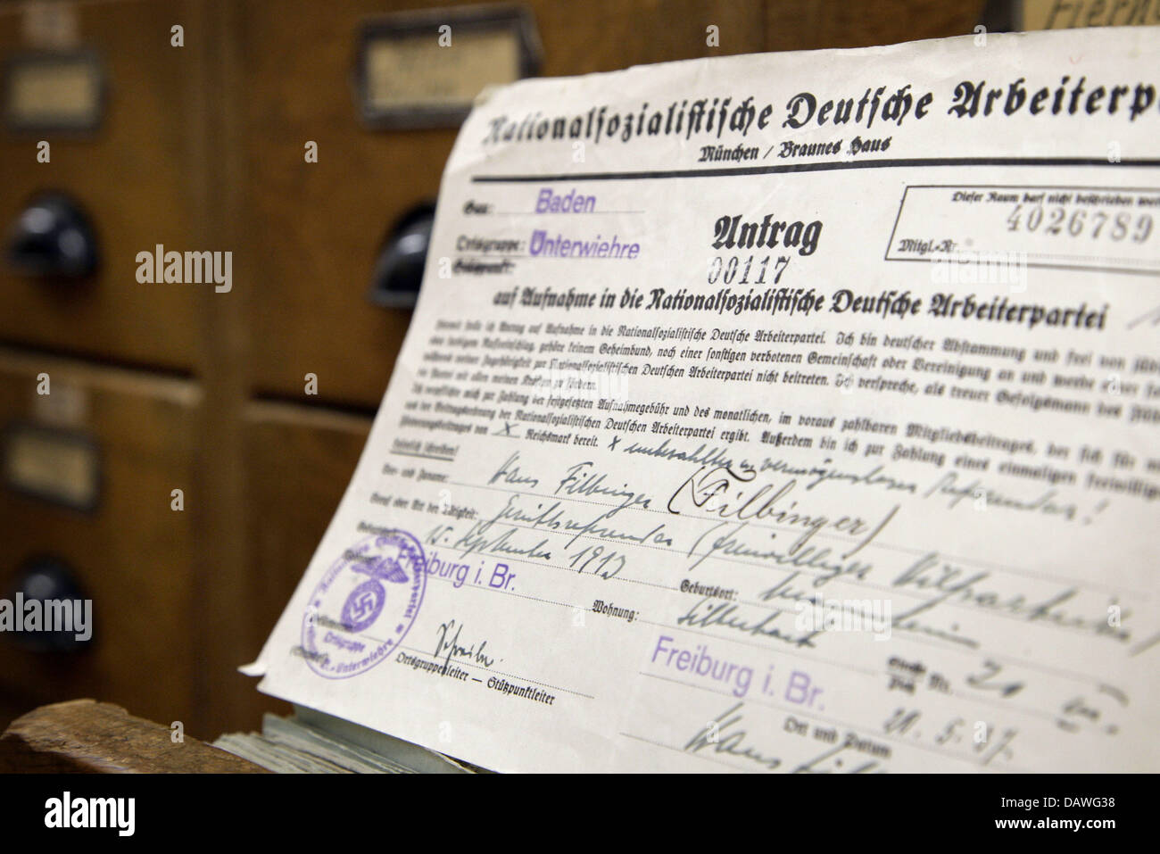 L NSDAP modulo di domanda di adesione di Hans Filbinger raffigurata nell'archivio federale di Berlino, Germania, 17 aprile 2007. Il modulo di domanda si rivela un tema controverso report su un NSDAP appartenenza del Baden-Wuerttemberg ex Primo Ministro Hans Filbinger che morì il 01 aprile 2007. Quando la corrente Baden-Wuerttemberg Primo Ministro Guenther Oetteinger terrà il discorso funebre ha diritto Fil Foto Stock