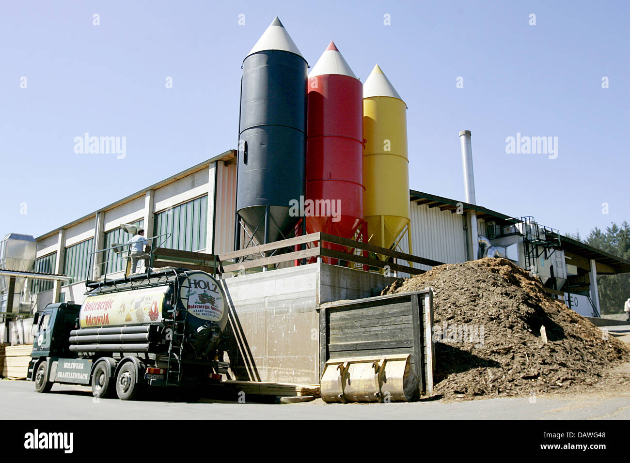 La foto mostra la segheria Monnheimer in Grasellenbach, Germania, 16 aprile 2007. Oltre a biogas lo Stato federale tedesco di Hesse si focalizza su legno nei suoi sforzi per aumentare l'utilizzo delle fonti di energia rinnovabili. Ogni anno di Hesse boschi forniscono per 9,4 milioni di metri cubi di legname, solo 7,5 dei quali sono attualmente in uso. Foto: Frank può Foto Stock