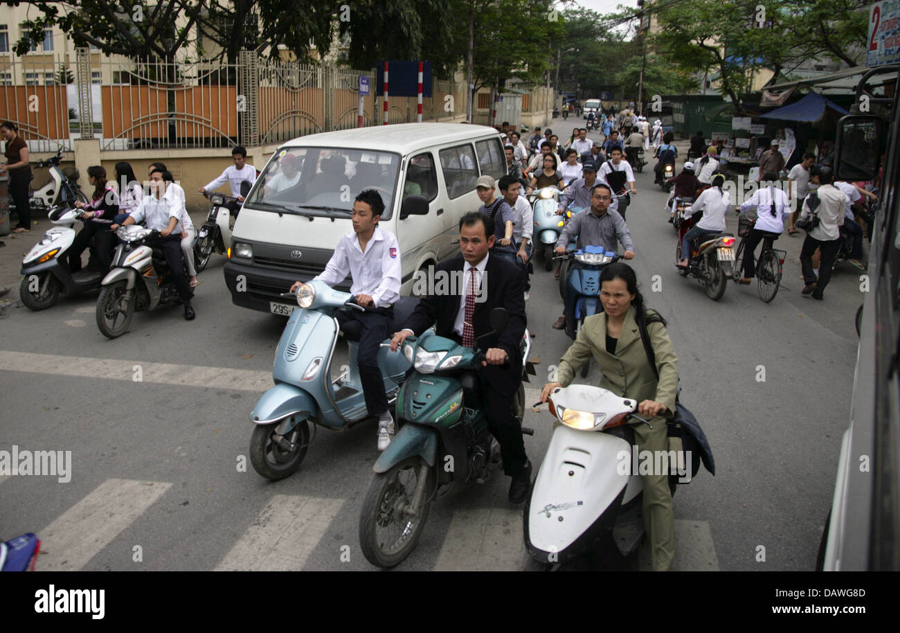 La foto mostra auto e scooters affollano le strade di Hanoi, Vietnam, 28 marzo 007. Foto: Peter Kneffel Foto Stock