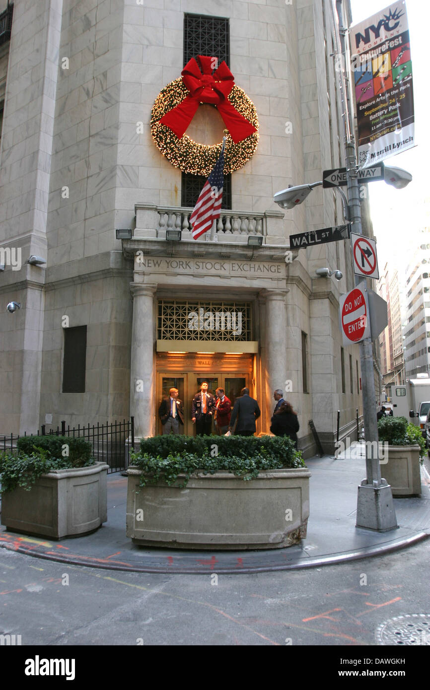 (Dpa) file Brokers stand oustside una porta a Wall Street di New York, NY, Stati Uniti, 07 dicembre 2005. Foto: Alexander Becher Foto Stock