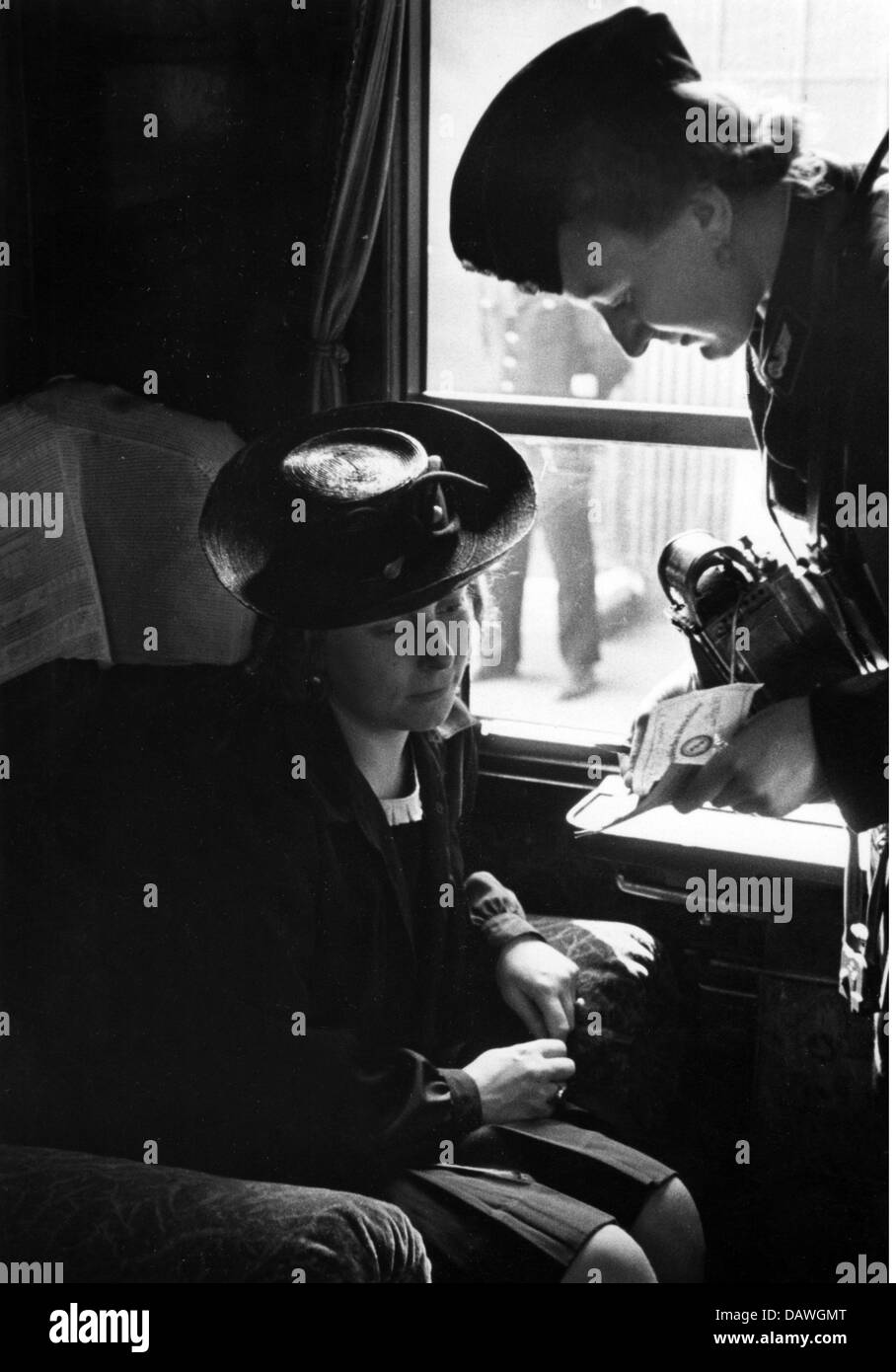 Eventi, seconda guerra mondiale / seconda guerra mondiale, Germania, donne in uniforme, ispettore di biglietti femminile, diritti aggiuntivi-clearences-non disponibile Foto Stock