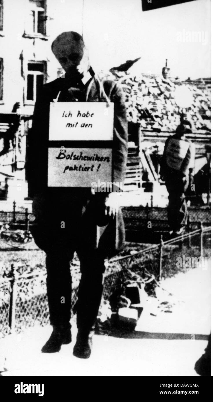 Eventi, seconda guerra mondiale / seconda guerra mondiale, Germania, impiccato ufficiale tedesco, Plate 'ho fatto un accordo con i bolscevichi!', Vienna, 8.4.1945, diritti aggiuntivi-clearences-non disponibile Foto Stock