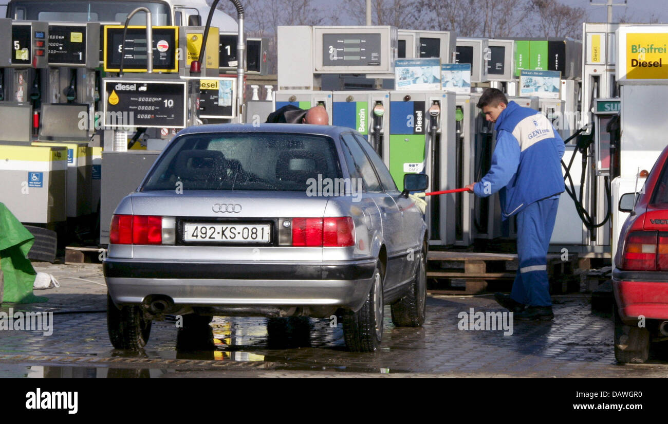 Gli uomini il lavaggio di un auto in un aperto di recente stazione di benzina vicino a Prizren, Kosovo, 14 dicembre 2006. Il Kosovo fa parte della Serbia secondo il diritto internazionale ma è sotto l' amministrazione delle Nazioni Unite (ONU). Dopo gli anni della guerra più e più ben off Kosovo-Albanians aprire ristoranti, negozi di mobili e di concessionarie d'auto. Foto: Matthias Schrader Foto Stock