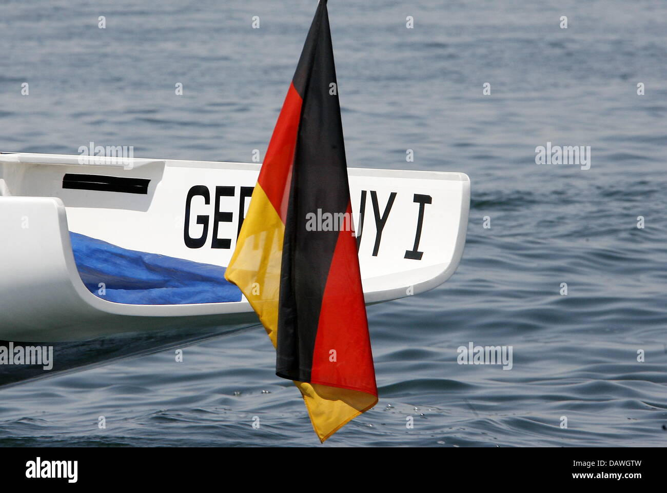 Un floppy bandiera tedesca è raffigurato a bordo dello yacht tedesco Germania 1 (GER 89) durante la Louis Vuitton Cup regata facente parte della Coppa America,Valencia, Spagna, 23 aprile 2007. Una volta di più la regata non poteva essere navigato su 23 Aprile 2007 a causa della inaspettata calma. Foto: Maurizio Gambarini Foto Stock