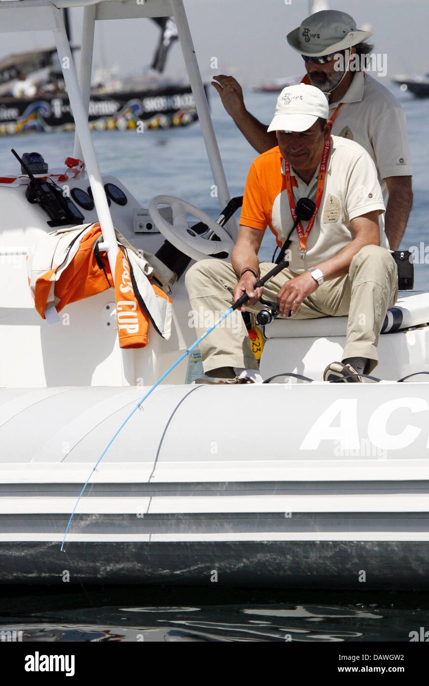 Il personale addetto alla sicurezza della Louis Vuitton Cup regata facente parte della Coppa America pesce mentre in attesa di venti a prelevare Valencia, Spagna, 23 aprile 2007. Una volta di più la regata non poteva essere navigato su 23 Aprile 2007 a causa della inaspettata calma. Foto: Maurizio Gambarini ho Foto Stock