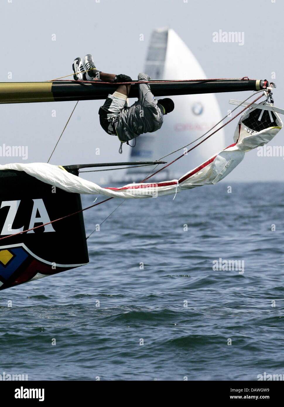 Bowman Golden Mgedeca pende da spinnaker rig del Sudafricano Shosholoza yacht durante la Louis Vuitton Cup regata facente parte della Coppa America,Valencia, Spagna, 23 aprile 2007. Una volta di più la regata non poteva essere navigato su 23 Aprile 2007 a causa della inaspettata calma. Foto: Maurizio Gambarini Foto Stock