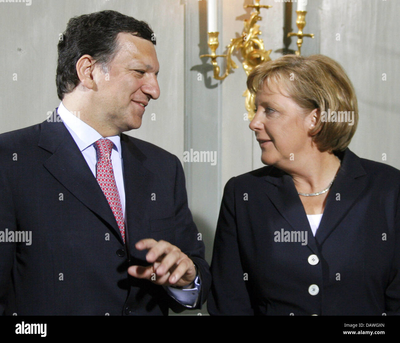 Il cancelliere tedesco Angela Merkel e il Presidente della Commissione europea José Manuel Barroso sono illustrati prima di un incontro presso la casa di ospiti del governo federale a Meseberg, Germania, 23 aprile 2007. I colloqui saranno incentrati sul partenariato economico transatlantico. Foto: Bernd Settnik Foto Stock