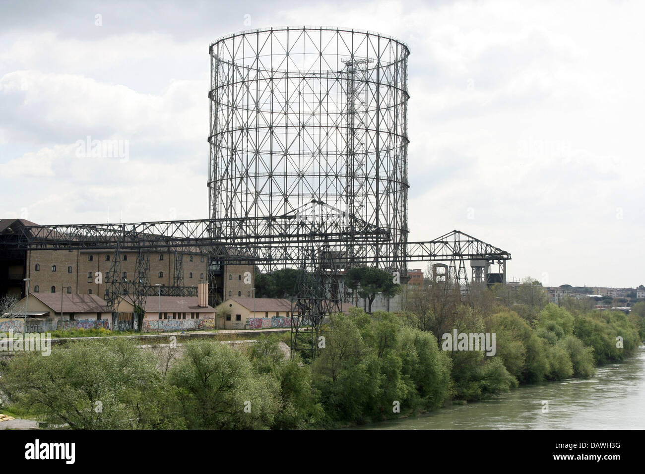 La figura mostra gli edifici di vecchia costruzione in corrispondenza di un ex area industriale che è quello di essere convertito in una zona di riqualificazione con i centri commerciali per lo shopping, cinema e uffici del quartiere Ostiense di Roma, Italia, 15 aprile 2007. Foto: Lars Halbauer Foto Stock