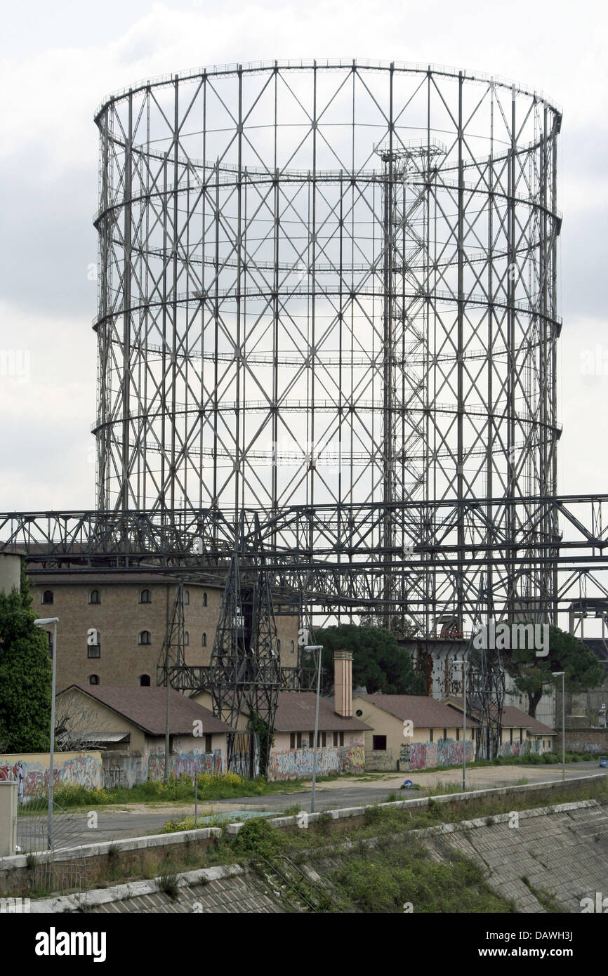 La figura mostra gli edifici di vecchia costruzione in corrispondenza di un ex area industriale che è quello di essere convertito in una zona di riqualificazione con i centri commerciali per lo shopping, cinema e uffici del quartiere Ostiense di Roma, Italia, 15 aprile 2007. Foto: Lars Halbauer Foto Stock