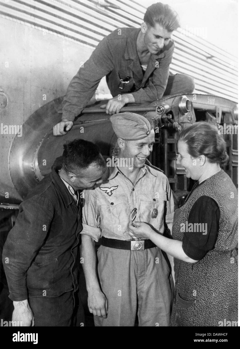 Eventi, seconda guerra mondiale / seconda guerra mondiale, propaganda, soldato tedesco, meccanico di volo in un aereo di trasporto Junkers Ju 52, visitando i suoi genitori presso lo stabilimento Junkers a Dessau, circa 1942, seguito di foto propaganda, diritti aggiuntivi-clearences-non disponibile Foto Stock