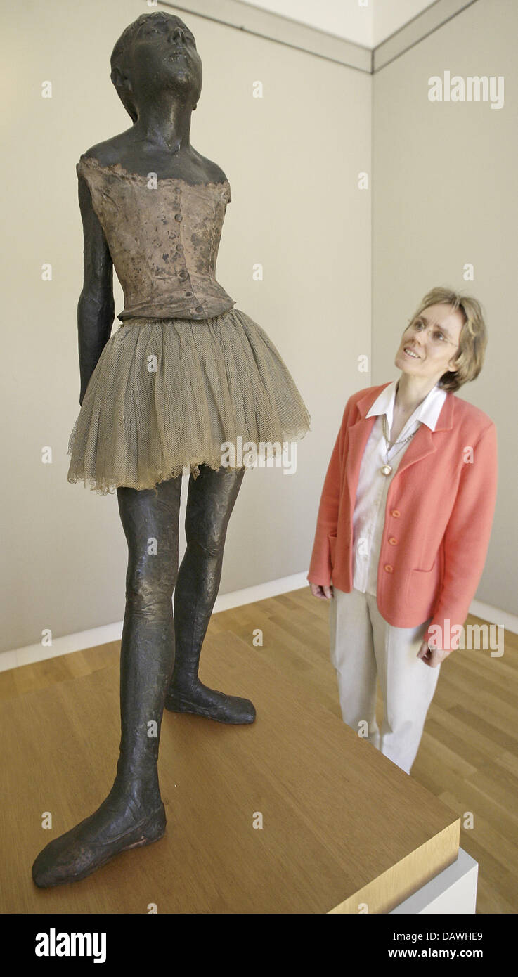 Un visitatore femmina ha un guardare la scultura in bronzo "Little Ballerina  di quattordici anni " di Edgar Degas alla fiera "Von Houdon bis Rodin' ('da  Houdon di Rodin') a 'Staatliche Kunsthalle' ('