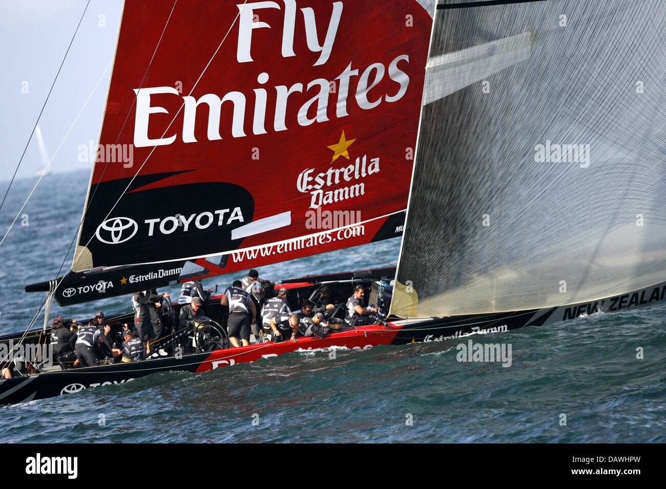 Emirates Team New Zealand mostrato in azione durante il volo 10 gara della Louis Vuitton Cup, gli sfidanti" regata per la "Coppa America', al largo della costa di Valencia, Spagna, 28 aprile 2007. Il vincitore della Louis Vuitton Cup sarà rivolto verso il titolare al trentaduesimo 'Coppa America' avrà luogo nel giugno 2007. Foto: Maurizio Gambarini Foto Stock