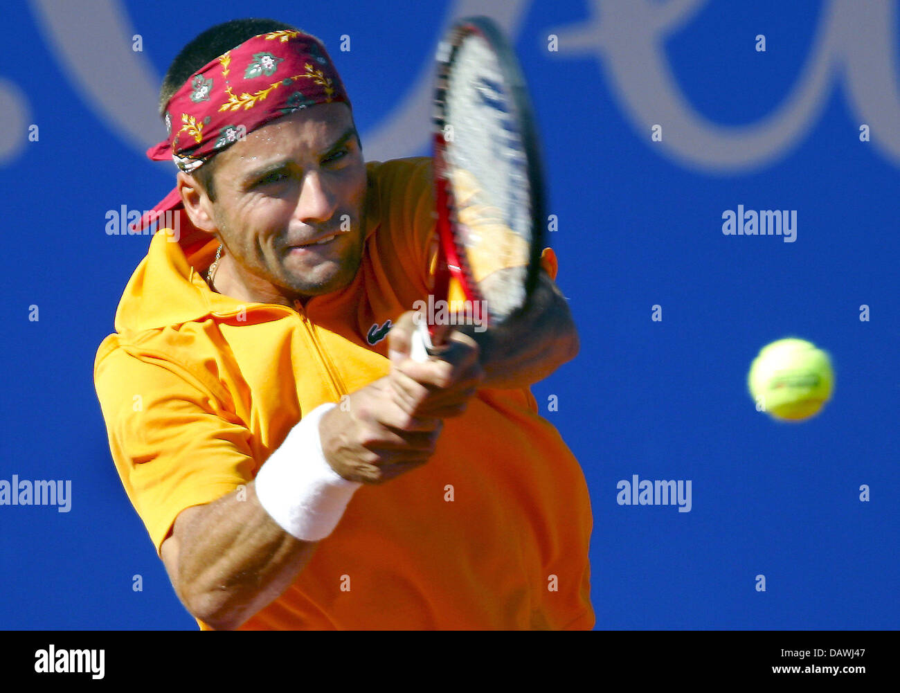 Lettore francese Arnaud CLEMENT colpisce di rovescio nella sua partita contro il tedesco Philipp KOHLSCHREIBER: risultati nei presso la BMW aperto, la 92ma internazionale i campionati di tennis di Baviera, a Monaco di Baviera, Germania, lunedì, 30 aprile 2007. Foto: Matthias Schrader Foto Stock