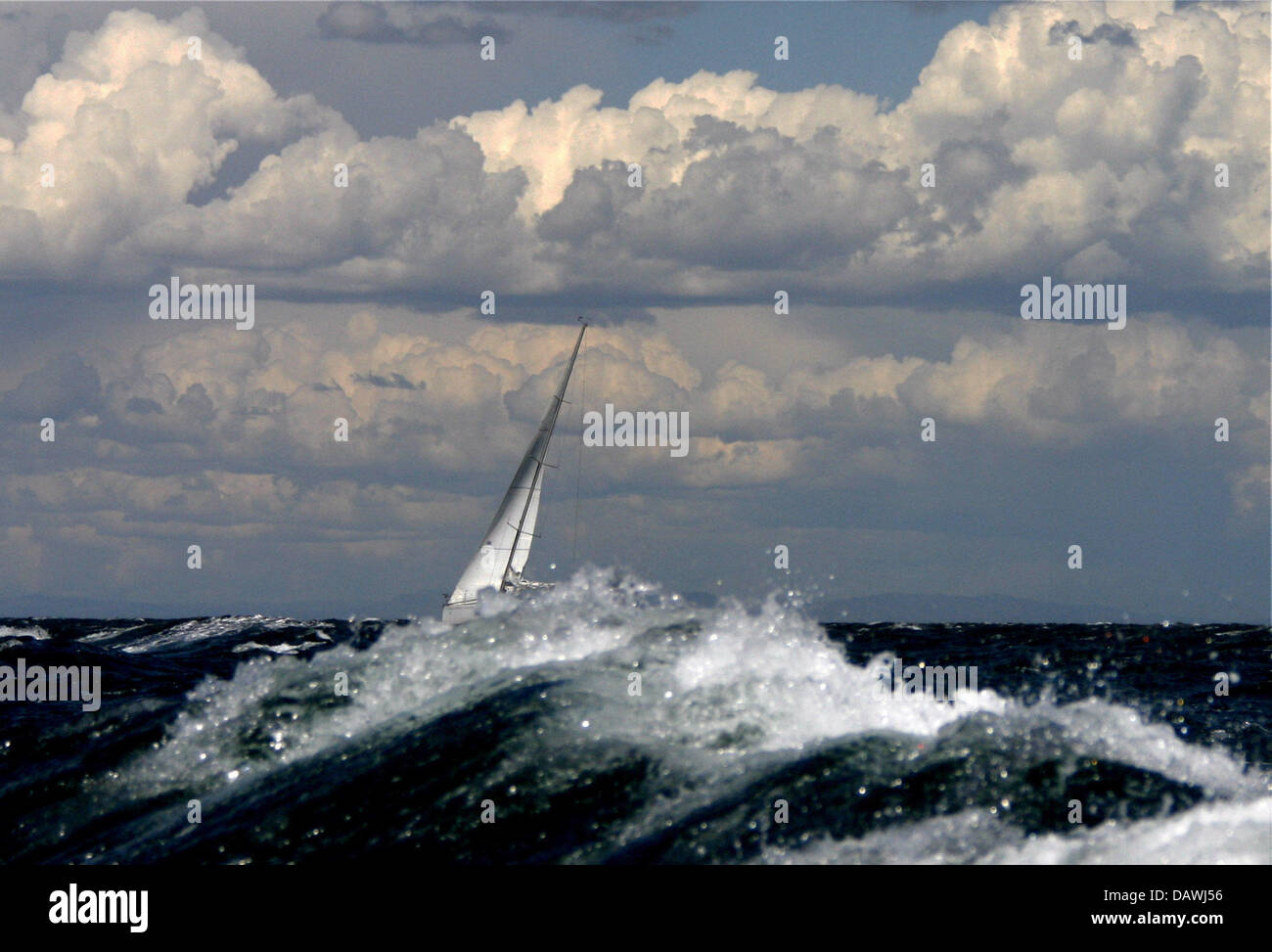 Una barca a vela mostrata nel Mediterraneo increspato al largo della costa di Valencia, Spagna, 1 maggio 2007. Round Robin due di volo 3 gara di Louiss Vuitton Cup ha dovuto essere rinviato a causa di troppo forti venti. Il vincitore degli sfidanti' cup Louis Vuitton Cup sarà rivolto verso il titolare al trentaduesimo 'Coppa America' avrà luogo nel giugno 2007. Foto: Maurizio Gambarini Foto Stock