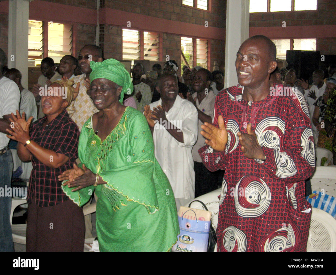 Alcuni membri della Chiesa "montagna di fuoco e i miracoli di ministeri" sono illustrati durante una preghiera a Lagos, Nigeria, 06 marzo 2007. Secondo la BBC, la Nigeria è il la maggior parte dei religiosi nazione al mondo. Molte persone sono intrappolati da wonderchurches o sette. Foto: Ulrike Koltermann Foto Stock