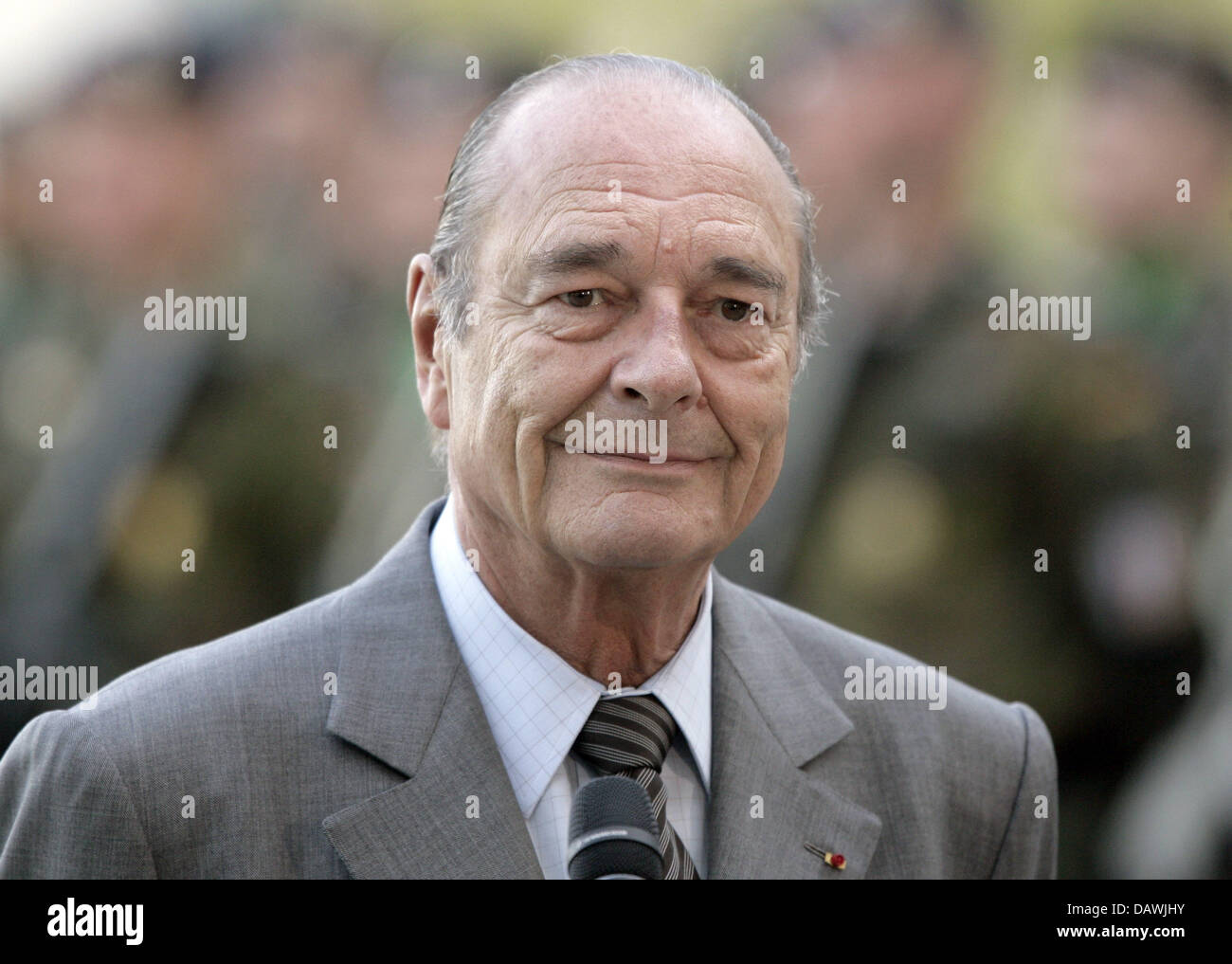 Il troncaggio il presidente francese Jacques Chirac sorride davanti della cancelleria a Berlino, il 3 maggio 2007. Chirac ha pagato il suo addio visita a Berlino. Foto: Peer Grimm Foto Stock