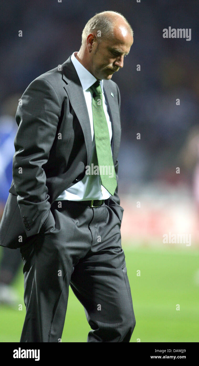 Brema allenatore Thomas Schaaf lascia il calcio dopo che il suo team ha perso la Coppa UEFA semi-finale seconda gamba match contro Espanyol Barcellona 2-1 a Bremen, Germania, 03 maggio 2007. Foto: Carmen Jaspersen Foto Stock