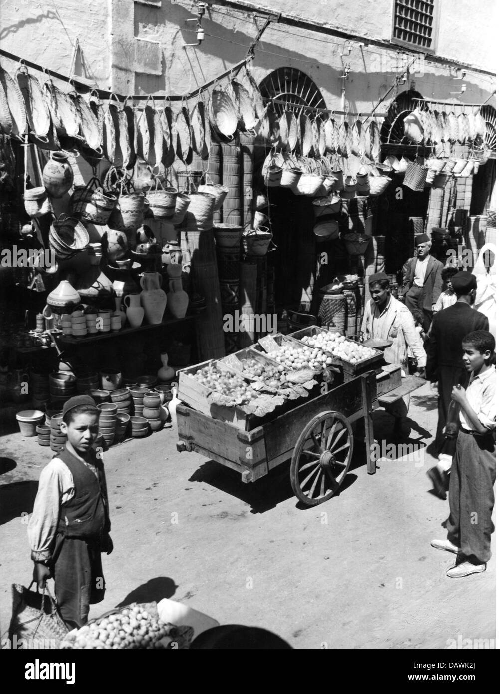 Geografia / viaggio, Tunisia, Tunisi, scene di strada, strada-shopping araba, circa anni '50, diritti aggiuntivi-clearences-non disponibile Foto Stock
