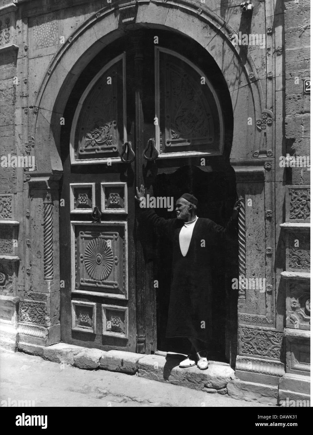 Geografia / viaggio, Tunisia, persone, ricco trader all'ingresso della sua casa a Tunisi, circa anni '50, diritti aggiuntivi-clearences-non disponibile Foto Stock