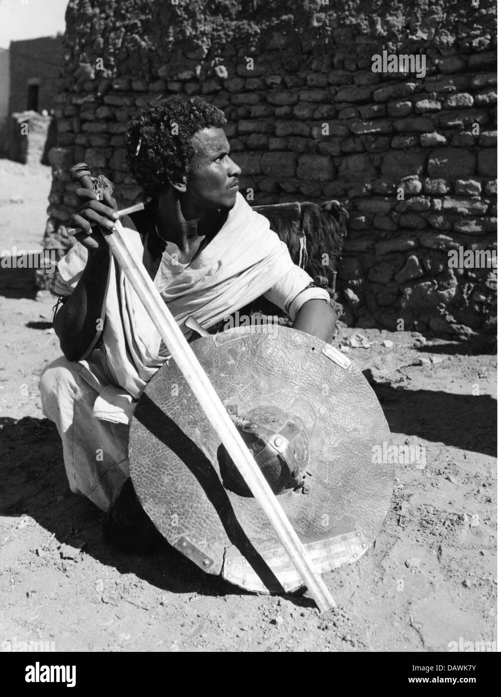 Geografia / viaggio, Egitto, persone, guerriero Bishari con scudo e spada vicino Assuan, Egitto superiore, circa anni '50, diritti aggiuntivi-clearences-non disponibile Foto Stock