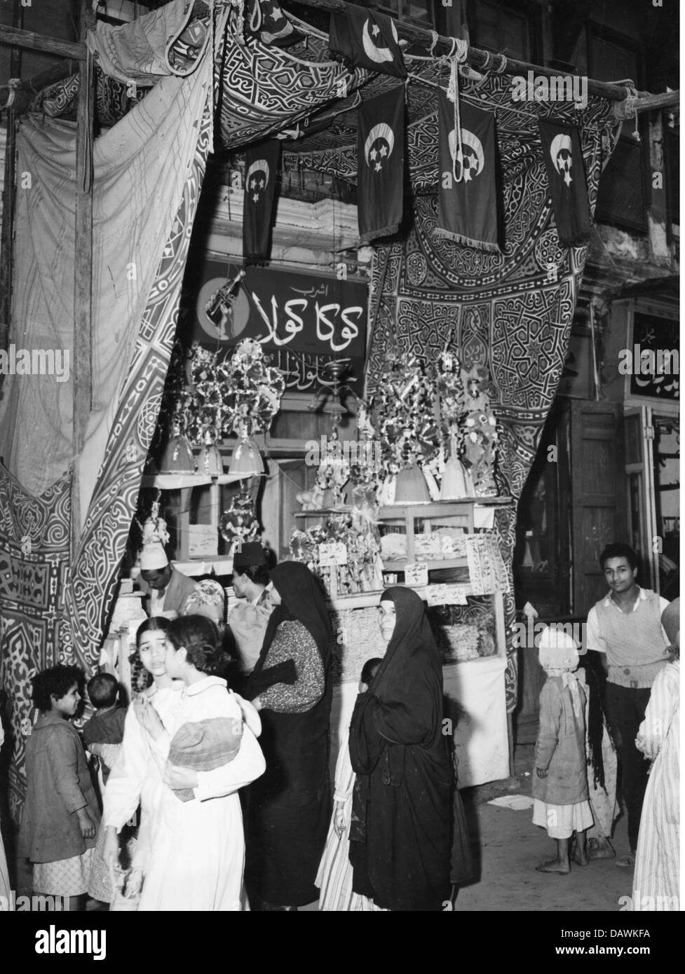 Geografia / viaggio, Egitto, persone, egiziani ad una bancarella di dolci nel bazar Khan el-Khalili, il Cairo, circa anni '50, diritti aggiuntivi-clearences-non disponibile Foto Stock