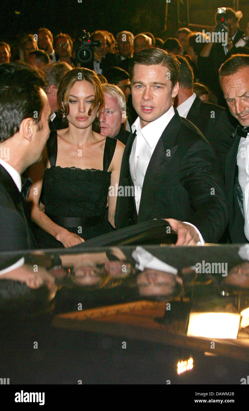 Noi l'attrice Angelina Jolie (L) e noi attore Brad Pitt lasciare la premiere del filme 'A Mighty Heart" al sessantesimo Cannes Film Festival di Cannes, Francia, 21 maggio 2007. Foto: Hubert Boesl Foto Stock