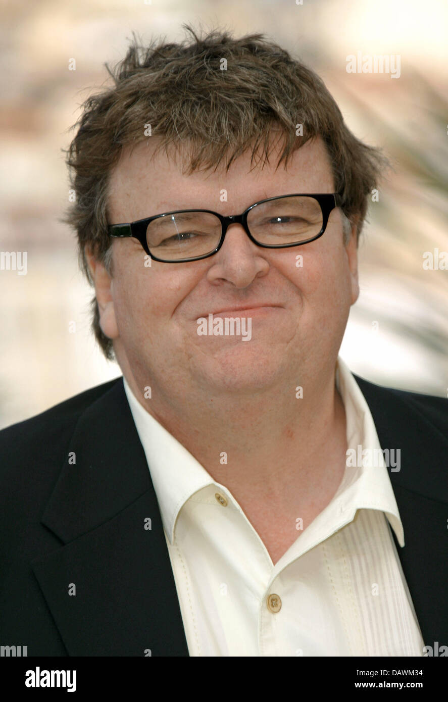 Noi regista Michael Moore sorrisi durante un photocall per il suo film 'Sicko' in esecuzione fuori concorso al sessantesimo Festival del Cinema di Cannes, Cannes, Francia, 19 maggio 2007. Foto: Hubert Boesl Foto Stock