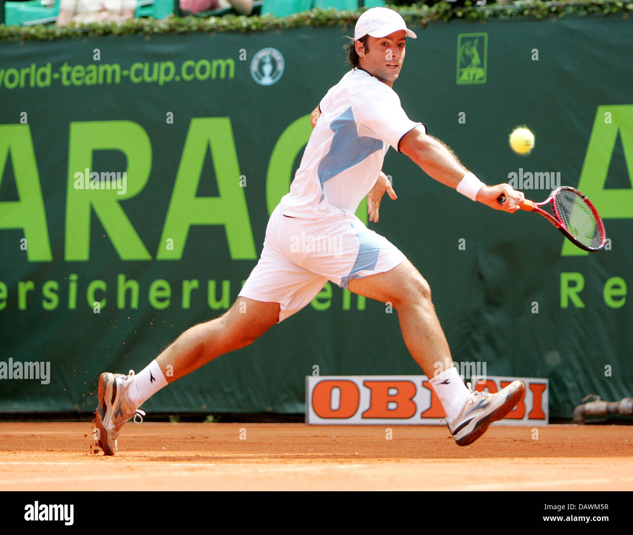 Argentina di tennis pro Agustin CALLERI si allunga per colpire di rovescio durante il suo World Team Cup match contro di noi James BLAKE al Rochusclub a Duesseldorf in Germania, 22 maggio 2007. Il World Team Cup si svolge per la trentesima volta ed è dotato di un milione e mezzo di euro. Foto: Rolf Vennenbernd Foto Stock