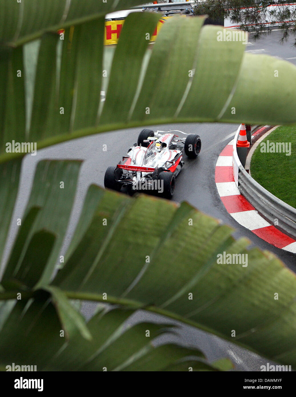 British Formula One rookie Lewis Hamilton della McLaren Mercedes manzi la sua auto per le strade di Monaco durante la terza sessione di prove per il Gran Premio di Monaco a Montecarlo, Monaco, 26 maggio 2007. Il 2007 Grand Prix di Formula 1 di Monaco ha luogo il 27 maggio 2007. Foto: ROLAND WEIHRAUCH Foto Stock