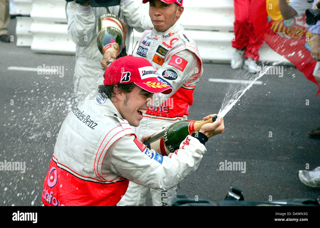 Lo spagnolo pilota di Formula Uno Fernando Alonso (anteriore) e del suo compagno di squadra britannico Lewis Hamilton spruzzare champagne su ogni altro dopo Alonso ha vinto il Gran Premio di Monaco e Hamilton finito al secondo posto a Monte Carlo, Monaco, domenica 27 maggio 2007. Foto: GERO BRELOER Foto Stock