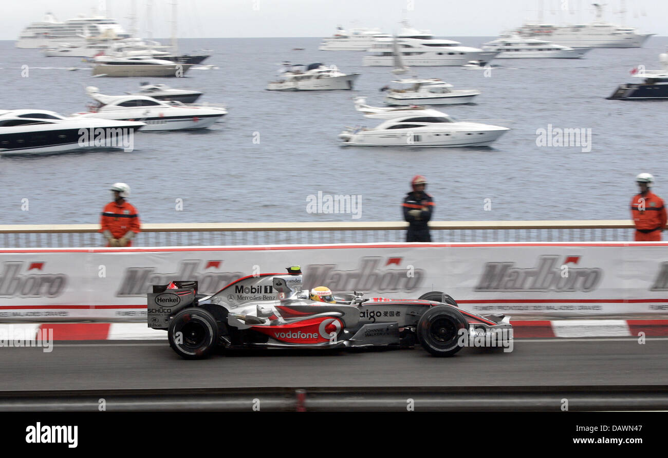 British pilota di Formula Uno Lewis Hamilton della McLaren Mercedes manzi la sua auto lungo il porto durante il Gran Premio di Monaco a Montecarlo, Monaco, domenica 27 maggio 2007. Foto: ROLAND WEIHRAUCH Foto Stock