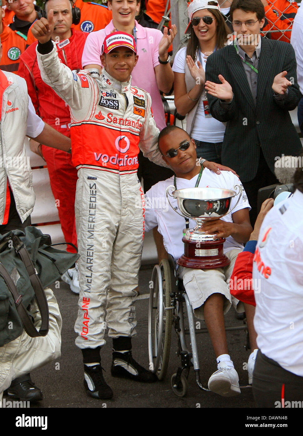 British pilota di Formula Uno Lewis Hamilton della McLaren Mercedes e suo fratello Nicola (R) festeggiare il secondo posto dopo il Gran Premio di Monaco a Montecarlo, Monaco, domenica 27 maggio 2007. Alonso ha vinto davanti a Hamilton. Foto: Jens BUETTNER Foto Stock