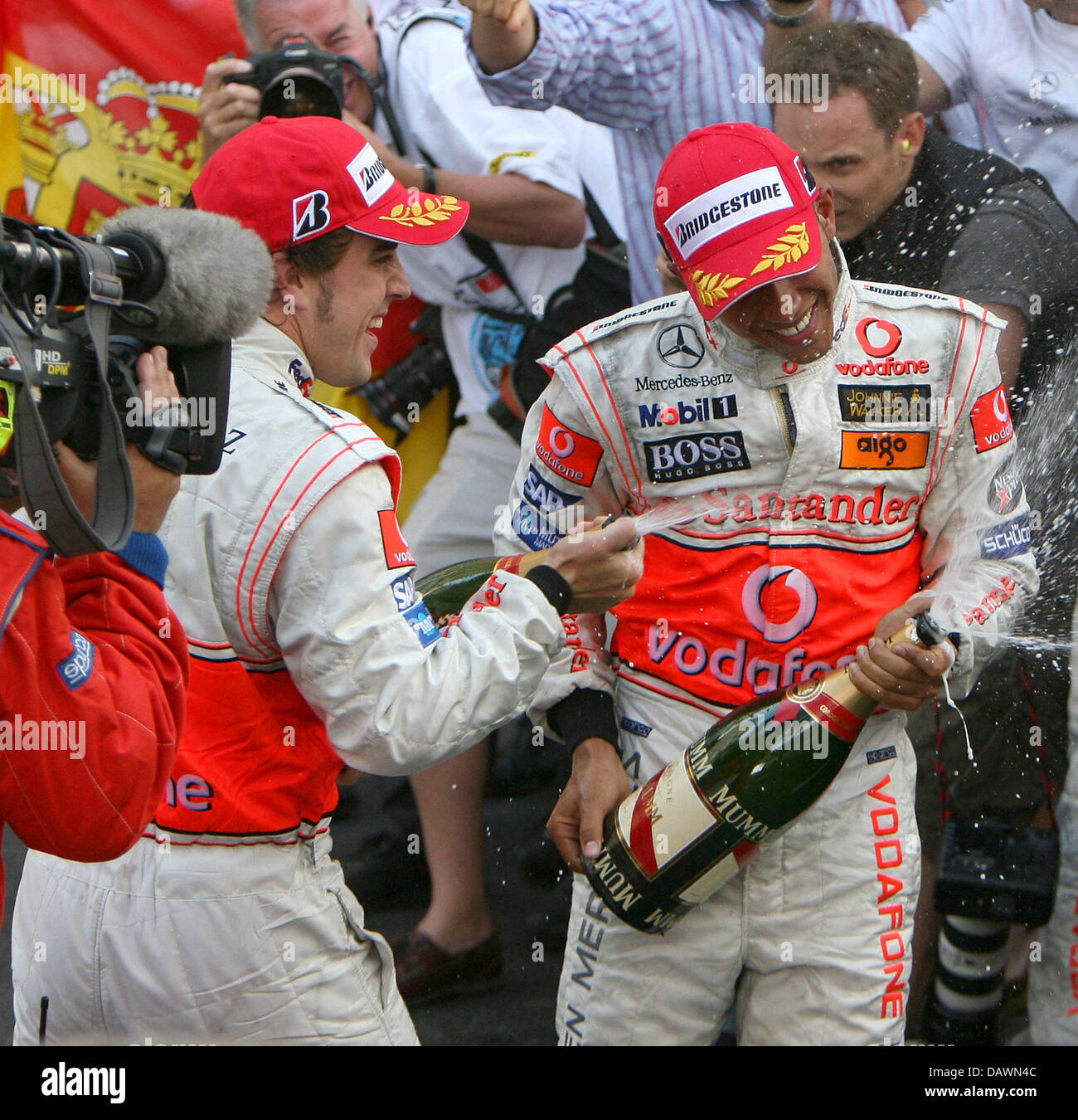 Lo spagnolo pilota di Formula Uno Fernando Alonso (L) e il suo compagno di squadra britannico Lewis Hamilton spruzzare champagne ad ogni altro dopo Alonso ha vinto il Gran Premio di Monaco e Hamilton finito al secondo posto a Monte Carlo, Monaco, domenica 27 maggio 2007. Foto: Jens BUETTNER Foto Stock