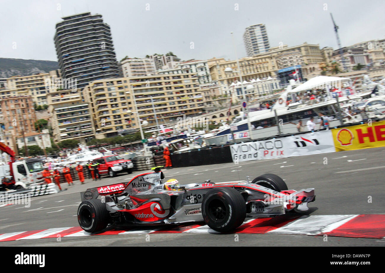 British Formula One rookie Lewis Hamilton della McLaren Mercedes manzi la sua vettura da gara attraversoil stree corso di Monte Carlo, Monaco, 27 maggio 2007. Foto: GERO BRELOER Foto Stock