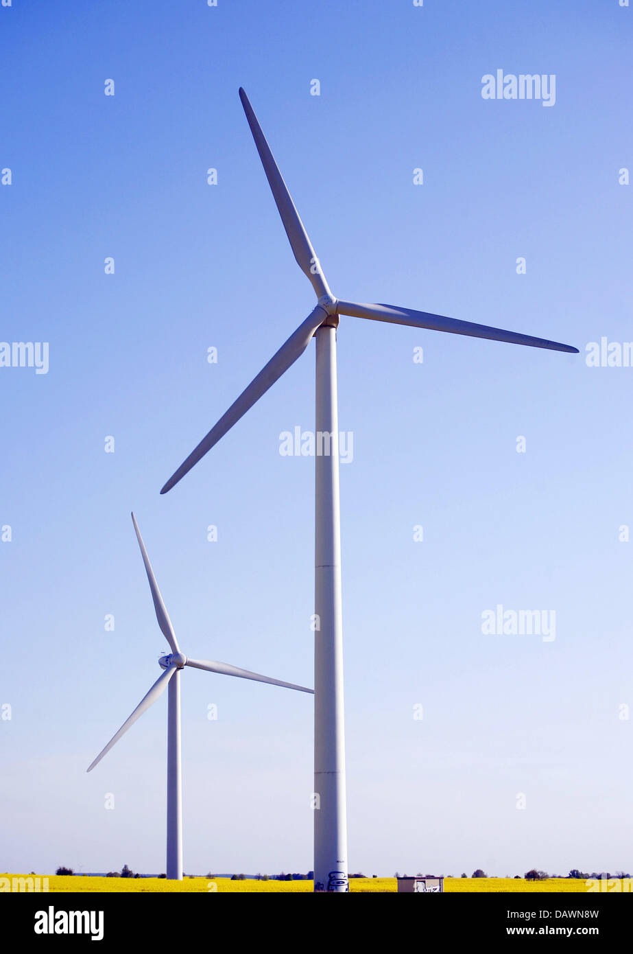 La foto mostra l'energia eolica turbine gestito da Nordex AG, una società quotata in borsa, vicino a Rostock, Germania, 5 maggio 2007. Molti esperti ritengono Nordex AG come un probabile prendere in consegna il candidato. Aziende come Suzlon indiano, noi GE Energy o giapponese Mitsubishi potrebbe 'Uso' Nordex, che prevede di investire più di 80 milioni di euro nel suo sito di Rostock nei prossimi anni come admis Foto Stock