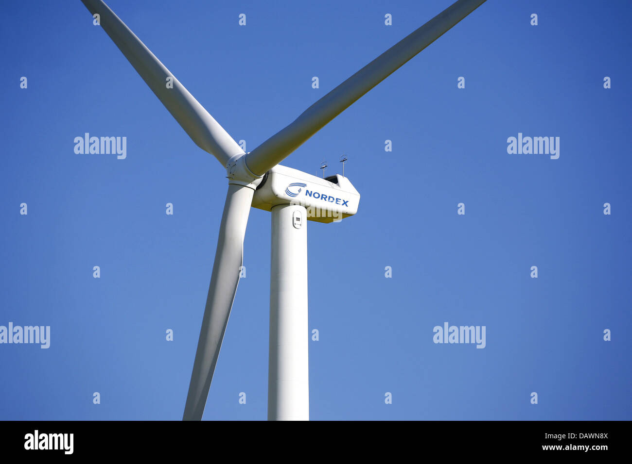 La foto mostra l'energia eolica turbine gestito da Nordex AG, una società quotata in borsa, vicino a Rostock, Germania, 5 maggio 2007. Molti esperti ritengono Nordex AG come un probabile prendere in consegna il candidato. Aziende come Suzlon indiano, noi GE Energy o giapponese Mitsubishi potrebbe 'Uso' Nordex, che prevede di investire più di 80 milioni di euro nel suo sito di Rostock nei prossimi anni come admis Foto Stock