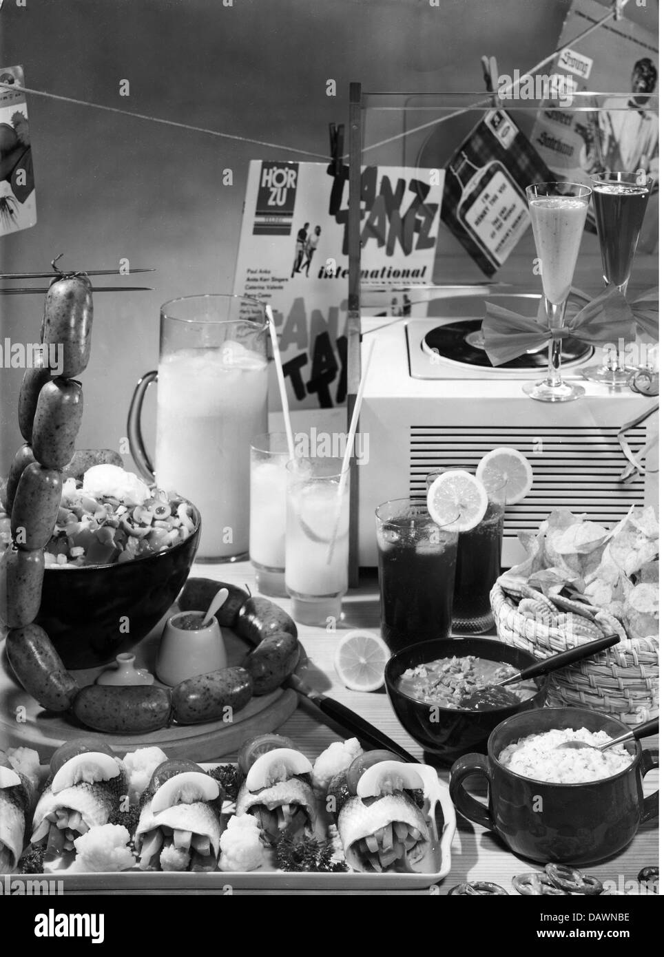 Alcolici, cocktail, punch alle arance, buffet, aringhe, involtini, panini, 'carnevale', croissant, mezzaluna, insalata, insalate, arancia, Spezi, cocktail alla banana, anni '60, , diritti aggiuntivi-clearences-non disponibili Foto Stock