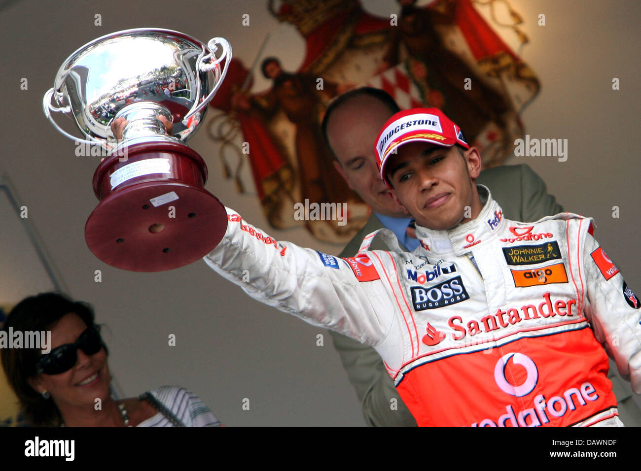 Il secondo posto di Lewis Hamilton della McLaren Mercedes pone con il suo trofeo sul podio dopo il Gran Premio di Monaco e Monte Carlo, 27 maggio 2007. Foto: Jens Buettner Foto Stock