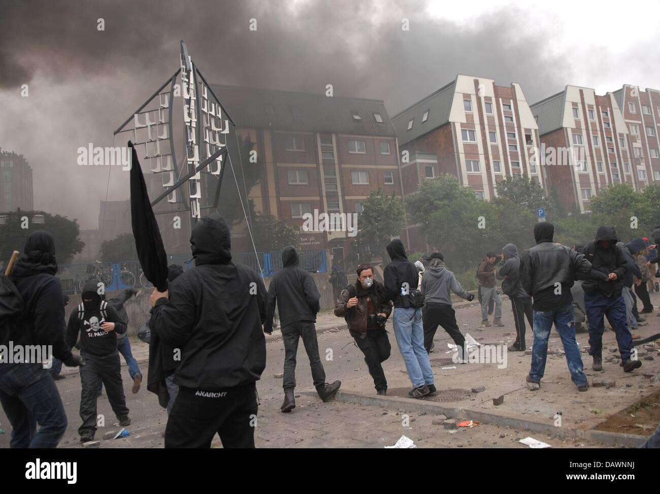 I dimostranti e polizia clahs ad una marcia di protesta contro il prossimo vertice del G8 a Rostock (Germania), 2 giugno 2007. Il vertice si svolgerà sotto immenso le misure di sicurezza in Heiligendamm sulla costa del Mar Baltico dal 6 al 8 giugno 2007. Foto: Bjoern Gerhards Foto Stock