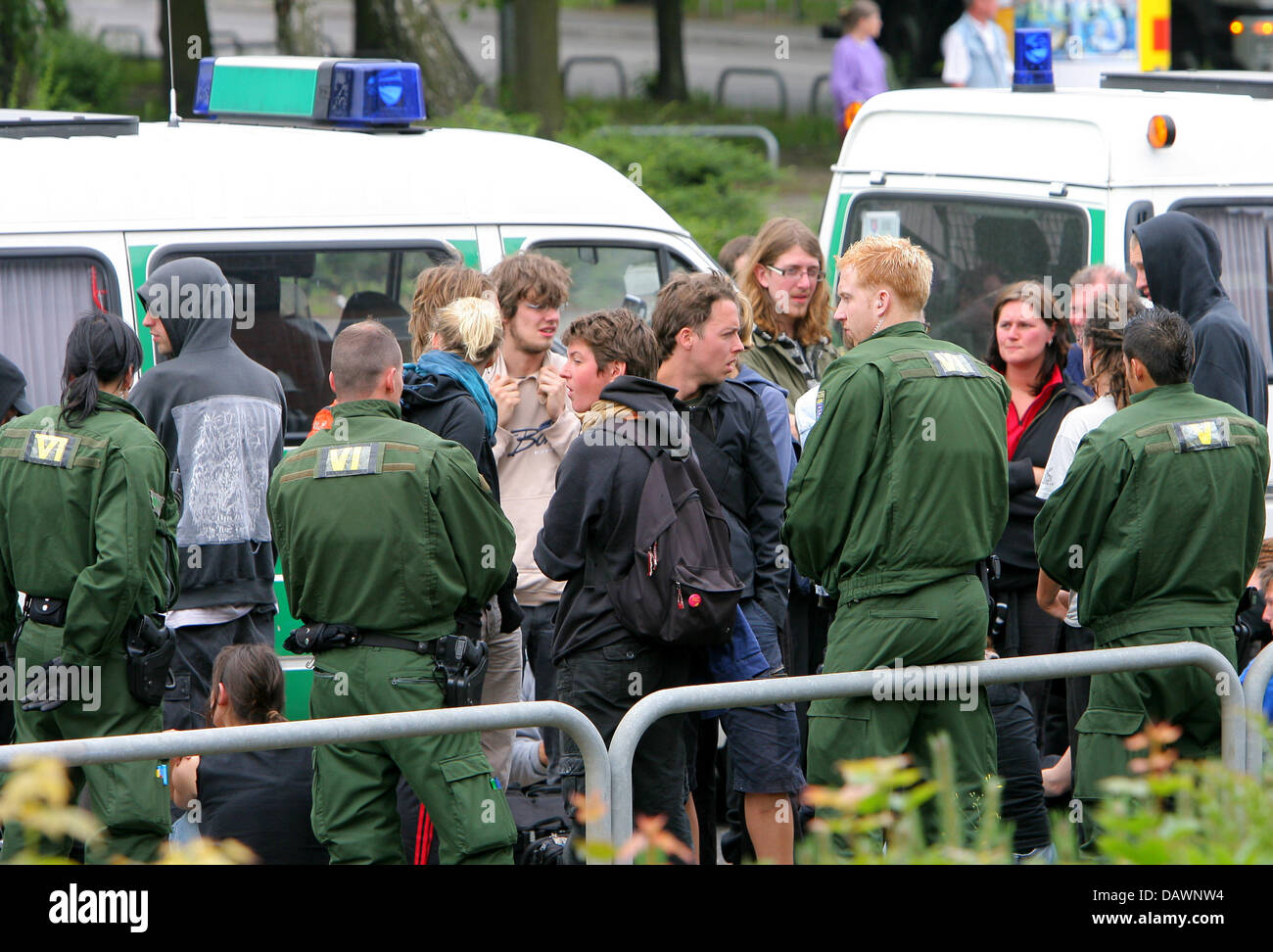 G8 protester sono cercati dopo olandese un autobus diretto per le manifestazioni di protesta in occasione della "mobilità giorno' è stata arrestata dalla polizia a Rostock, Germania, il 4 giugno 2007. Gli attivisti desidera protestare contro il mobbing i migranti sono esposti dalle autorità tedesche secondo i contestatori' PARERE. Il Vertice del G8 si svolgerà a Heiligendamm dal 06 al 08 di giugno. Foto: Bernd Foto Stock