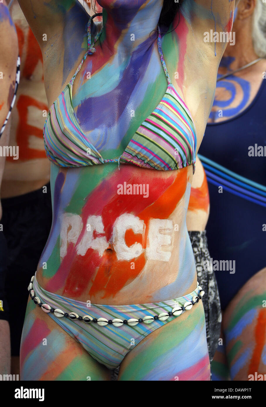 Un bodypainted membro di Attac nella foto durante una azione di protesta a Rostock, Germania, 04 giugno 2007. Circa 80 membri dell organizzazione simbolicamente liberato il mondo dal G8 capi di governi. Foto: Johannes Eisele Foto Stock