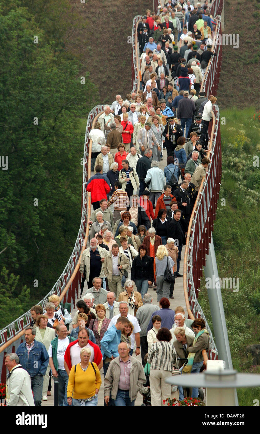 Centinaia di visitatori della Repubblica federale tedesca mostrano Garten (BUGA) pack su un ponte in Ronneburg, Germania, 03 giugno 2007. Più di 40.000 visitatori già frequentato il BUGA in esecuzione dal 27 aprile al 14 Ottobre. Foto: Wolfgang Thieme Foto Stock