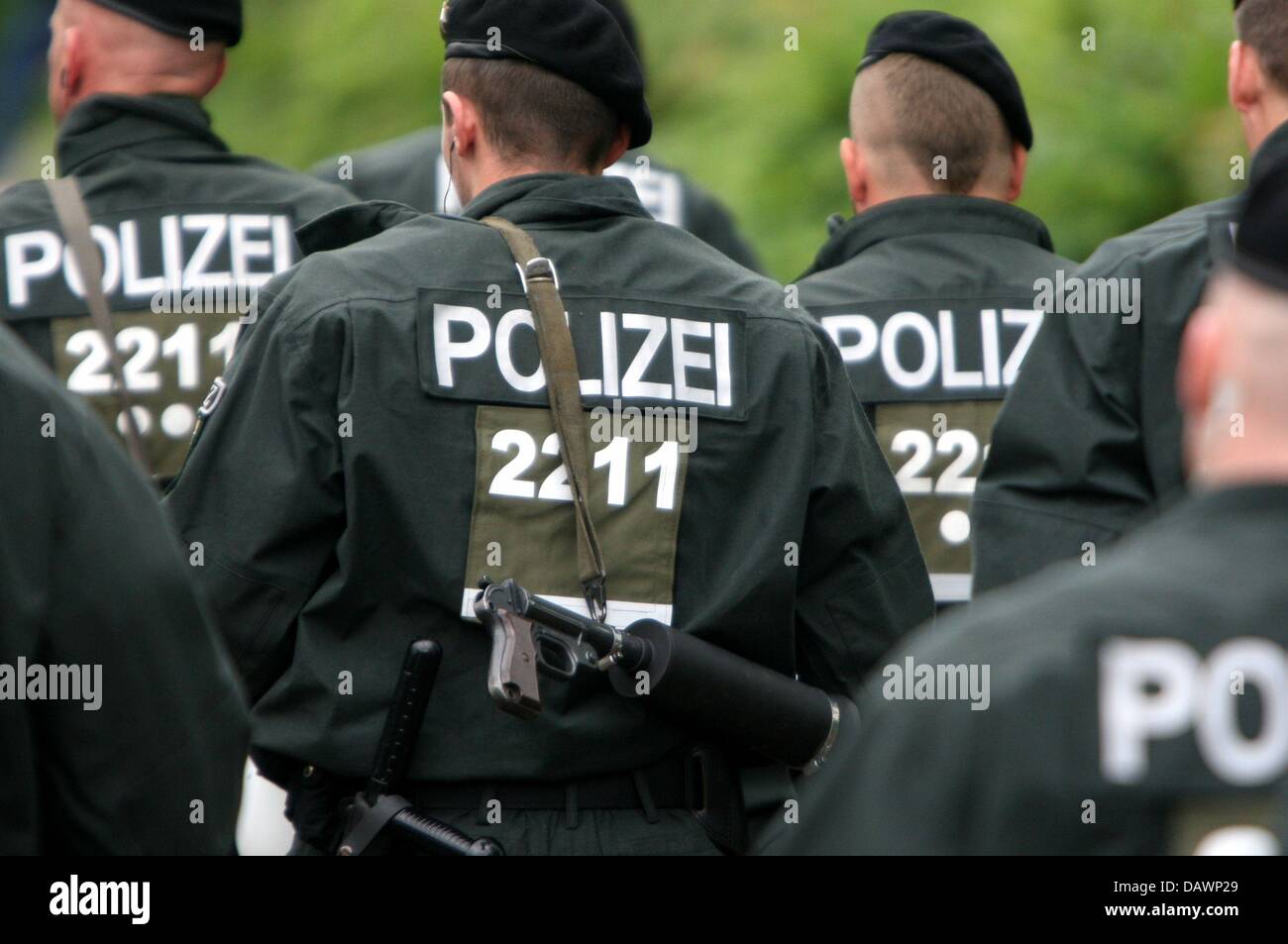 Le forze di polizia di trasportare gas lacrimogeno pistole a Rostock, Germania, 03 giugno 2007. I cannoni furono usati contro i manifestanti violenti in un rally di massa contro il vertice del G8 che si svolgerà dal 06 al 08 giugno a Heiligendamm. Foto: Kay Nietfeld Foto Stock