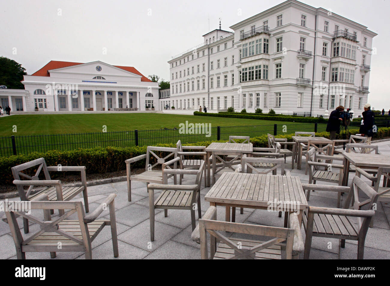 Svuotare i tavoli e le sedie nella foto al G8 hotel Summit di Heiligendamm, Germania, 05 giugno 2007. Il Vertice del G8 ha luogo dal 06 al 08 giugno 2007. Foto: Jens Buettner Foto Stock