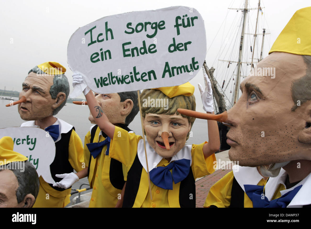 Caricature del Presidente degli Stati Uniti George Bush (L) e il Cancelliere tedesco Angela Merkel (C) indossando costumi Pinocchio tenere un discorso bolla la lettura " Combattere la povertà è la mia priorità' a Rostock, Germania, 05 giugno 2007. G8 manifestanti dell'organizzazione Oxfam ha incontrato sotto il motto "nasi di Pinocchio - G8 hanno bisogno di più coraggio di dire la verità!". Il Vertice del G8 ha luogo dal 06 al 08 giugno. Phot Foto Stock