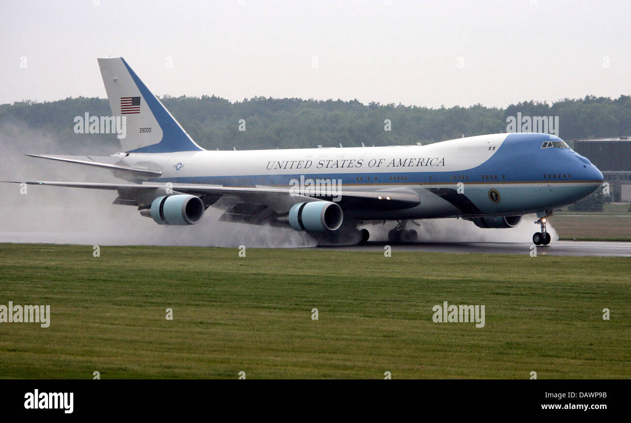 US-presidente americano George Bush e la sua delegazione di arrivare in aereo presidenziale "Air Force One' all aeroporto Rostock-Laage, Germania, il 5 giugno 2007. Il vertice del G8 si terrà dal 6 al 8 giugno a Heiligendamm. Foto: Oliver Berg Foto Stock