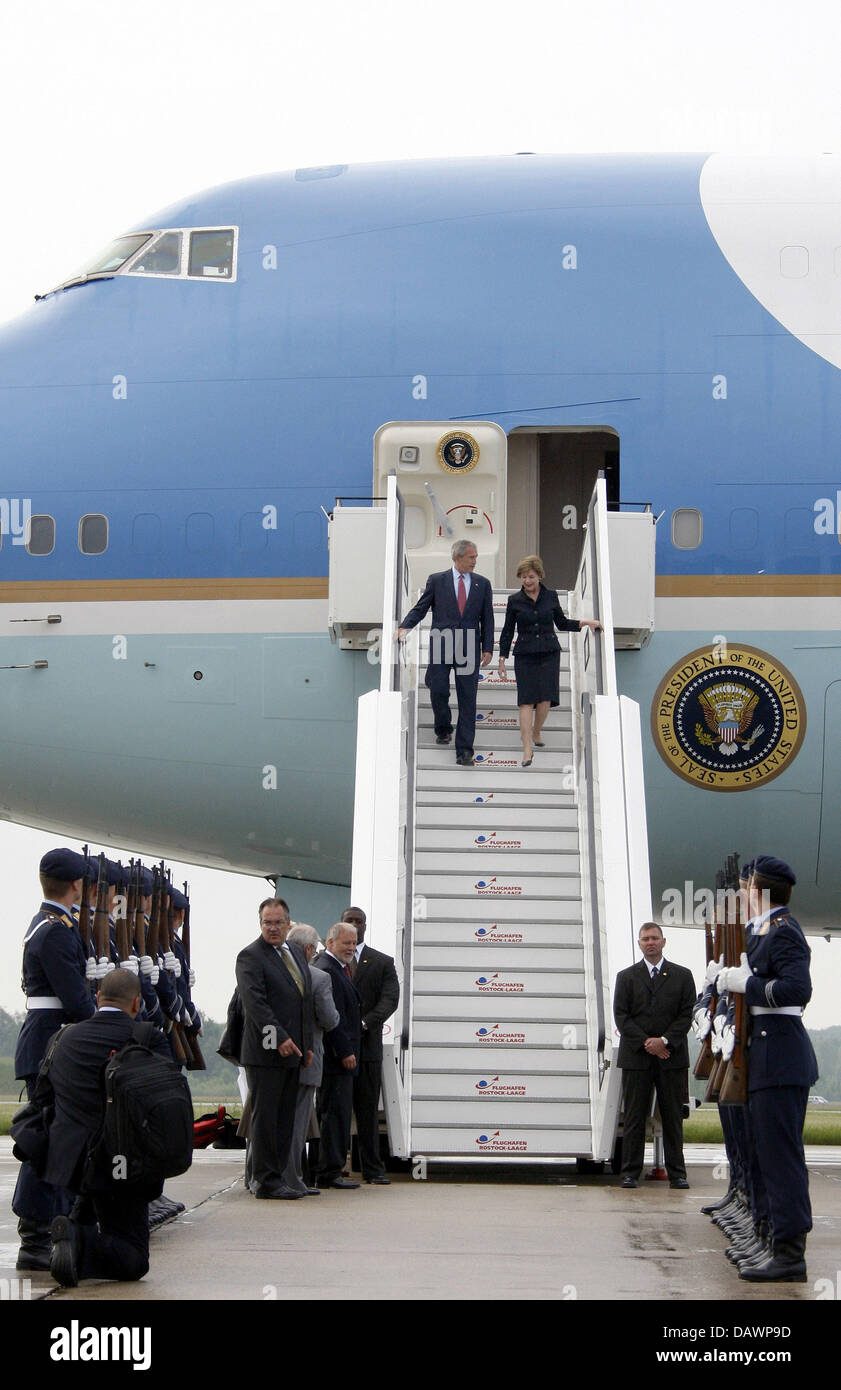 US-presidente americano George Bush superiore (L) e la sua moglie Laura (Top R) scendere la passerella dall'aereo presidenziale "Air Force One' all aeroporto Rostock-Laage, Germania, il 5 giugno 2007. Il vertice del G8 si terrà dal 6 al 8 giugno a Heiligendamm. Foto: Bernd Thissen Foto Stock