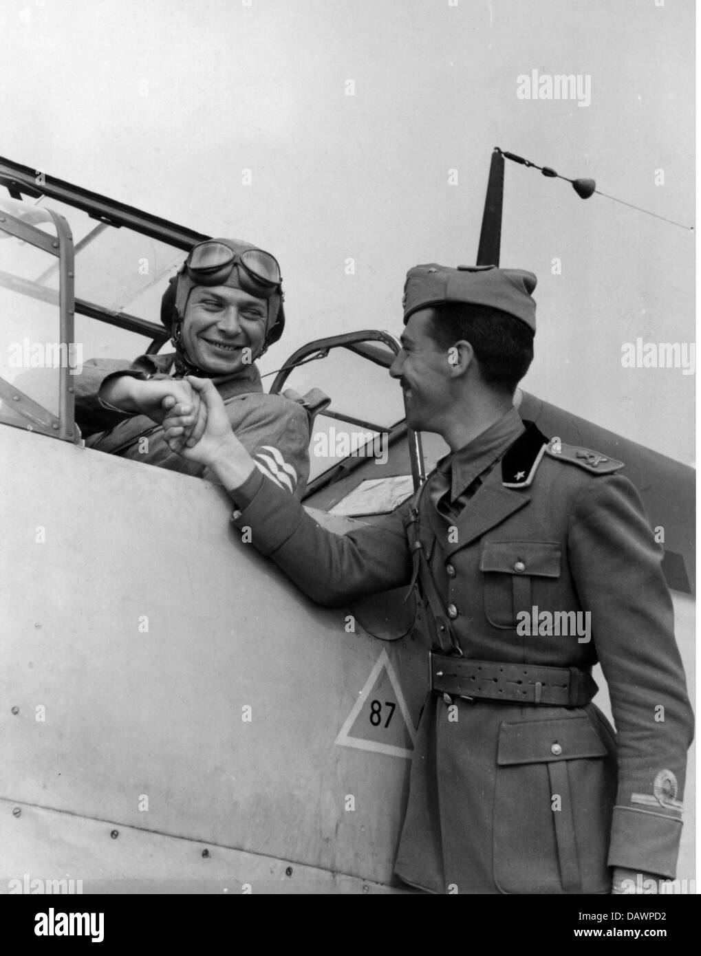 Nazismo / nazionalsocialismo, militare, Wehrmacht, Luftwaffe, ufficiale italiano in visita ad una unità tedesca Luftwaffe, novembre 1941, stretta di mano con un pilota tedesco prima del suo decollo con un aereo da combattimento Messerschmitt BF 109, diritti aggiuntivi-clearences-non disponibili Foto Stock