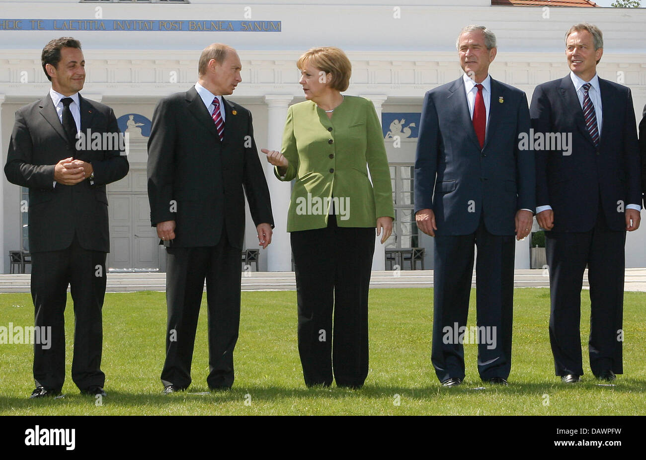 https://c8.alamy.com/compit/dawpfw/il-g8-dei-capi-di-stato-l-r-presidente-nicolas-sarkozy-francia-il-presidente-vladimir-putin-russia-il-cancelliere-tedesco-angela-merkel-germania-presidente-george-w-bush-usa-e-il-primo-ministro-tony-blair-regno-unito-posano-per-una-foto-di-gruppo-in-heiligendamm-germania-07-giugno-2007-fino-al-08-giugno-2007-il-vertice-del-g8-si-terra-sotto-intensa-delle-misure-di-sicurezza-in-heiligendamm-foto-dawpfw.jpg
